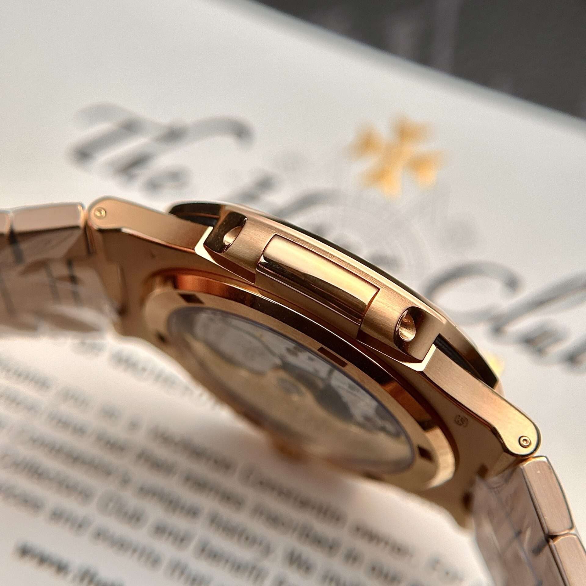 Dong-Ho-Patek-Philippe-Nautilus-5711-Mat-Nau-Vo-Vang-Hong-3K-Factory-40mm-5.jpg
