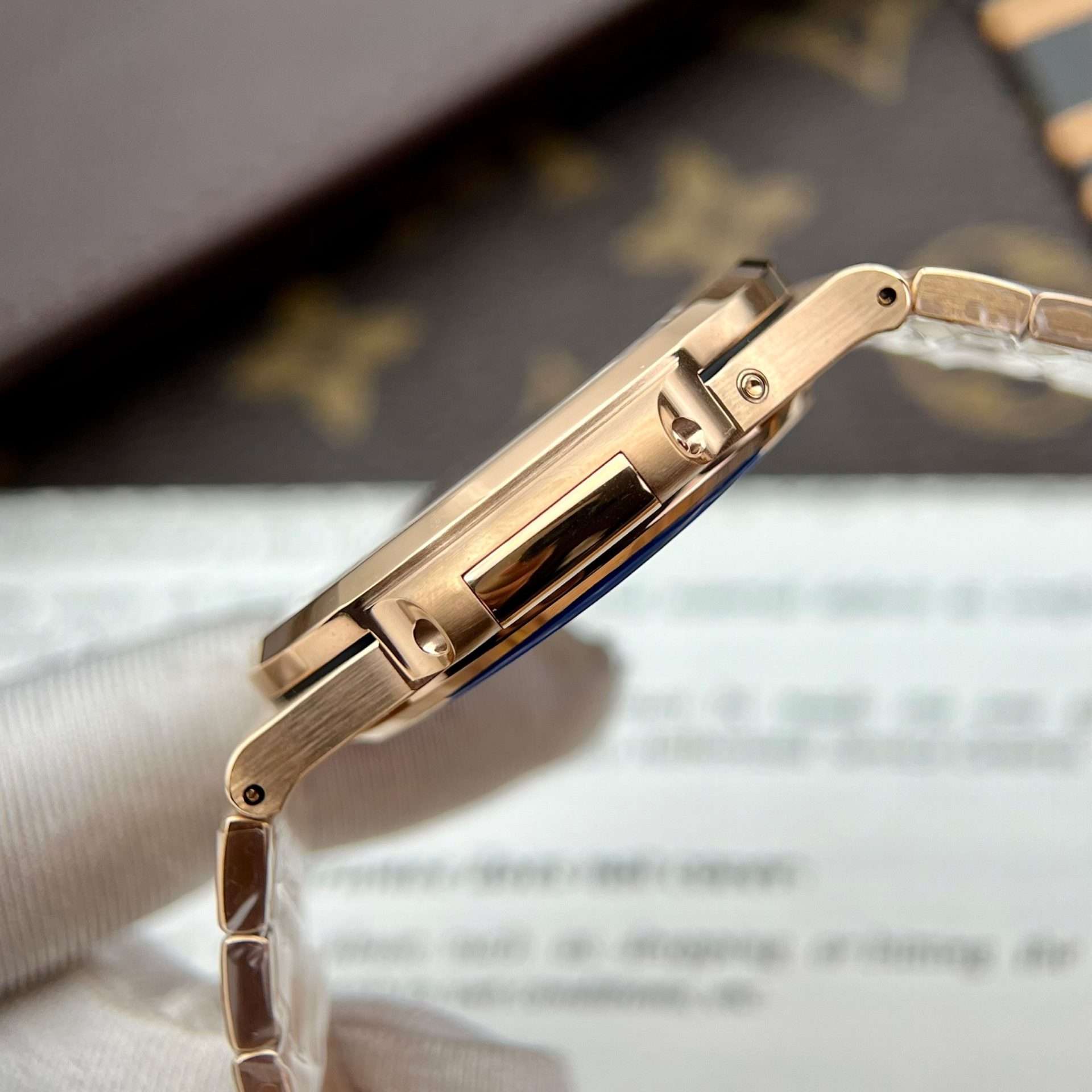 Dong-Ho-Patek-Philippe-Nautilus-5712-Rose-Gold-Replica-Nha-May-PPF-V2-40mm-5.jpg