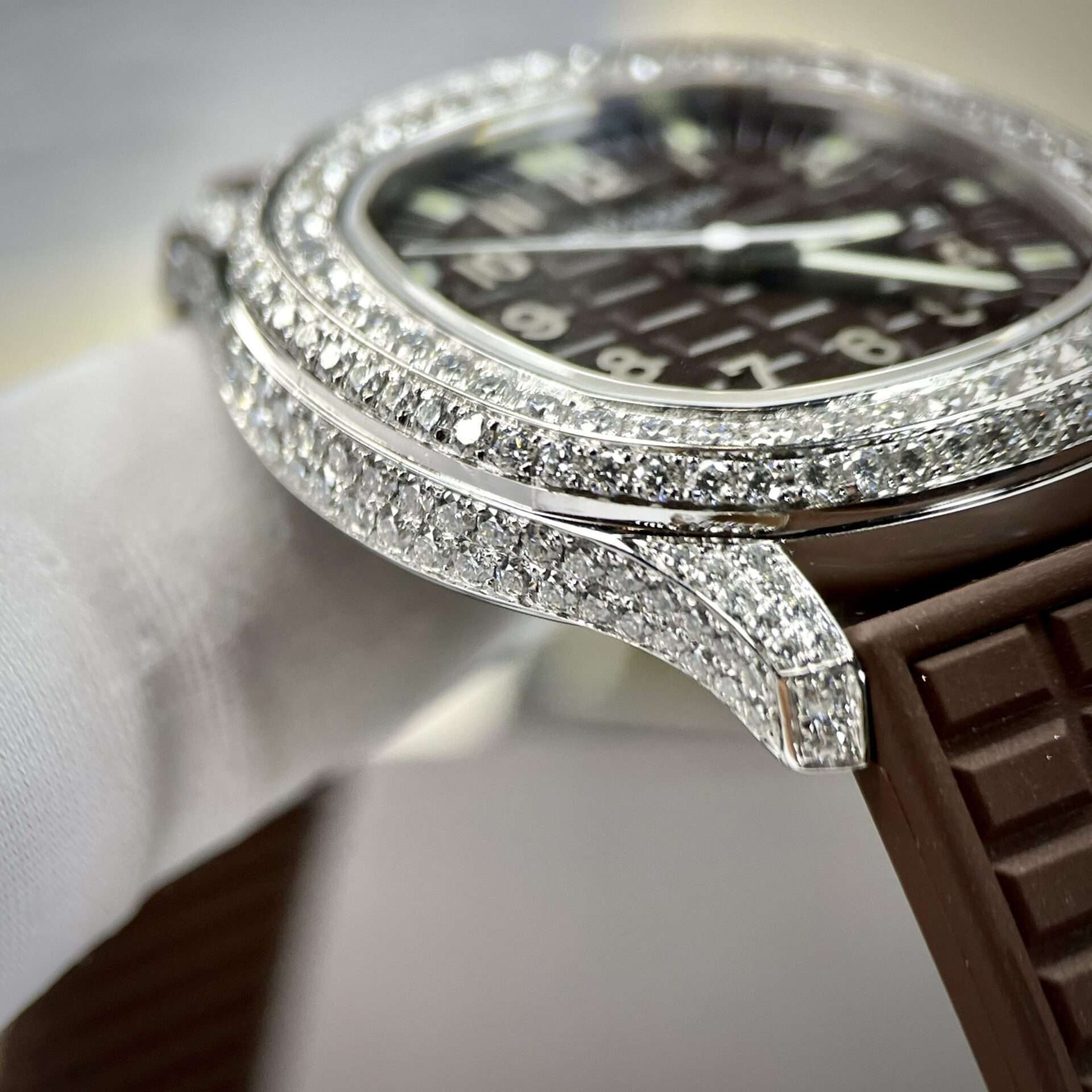 Dong-Ho-Patek-Philippe-Nu-Dinh-Kim-Cuong-Moissanite-Aquanaut-5067-5.jpg