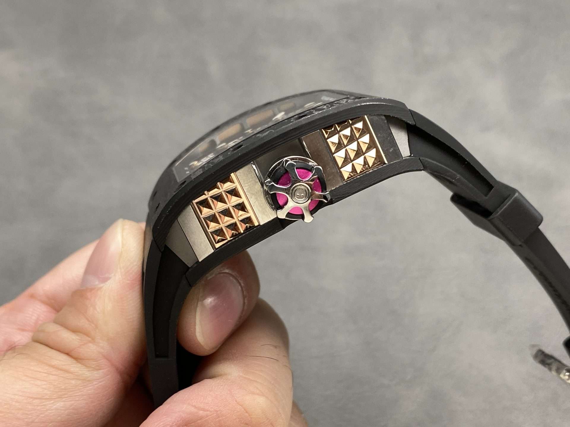 Dong-Ho-Richard-Mille-RM66-Che-Tac-Carbon-Sieu-Nhe-Boc-Vang-Hong-Tinh-Chinh-5.jpg
